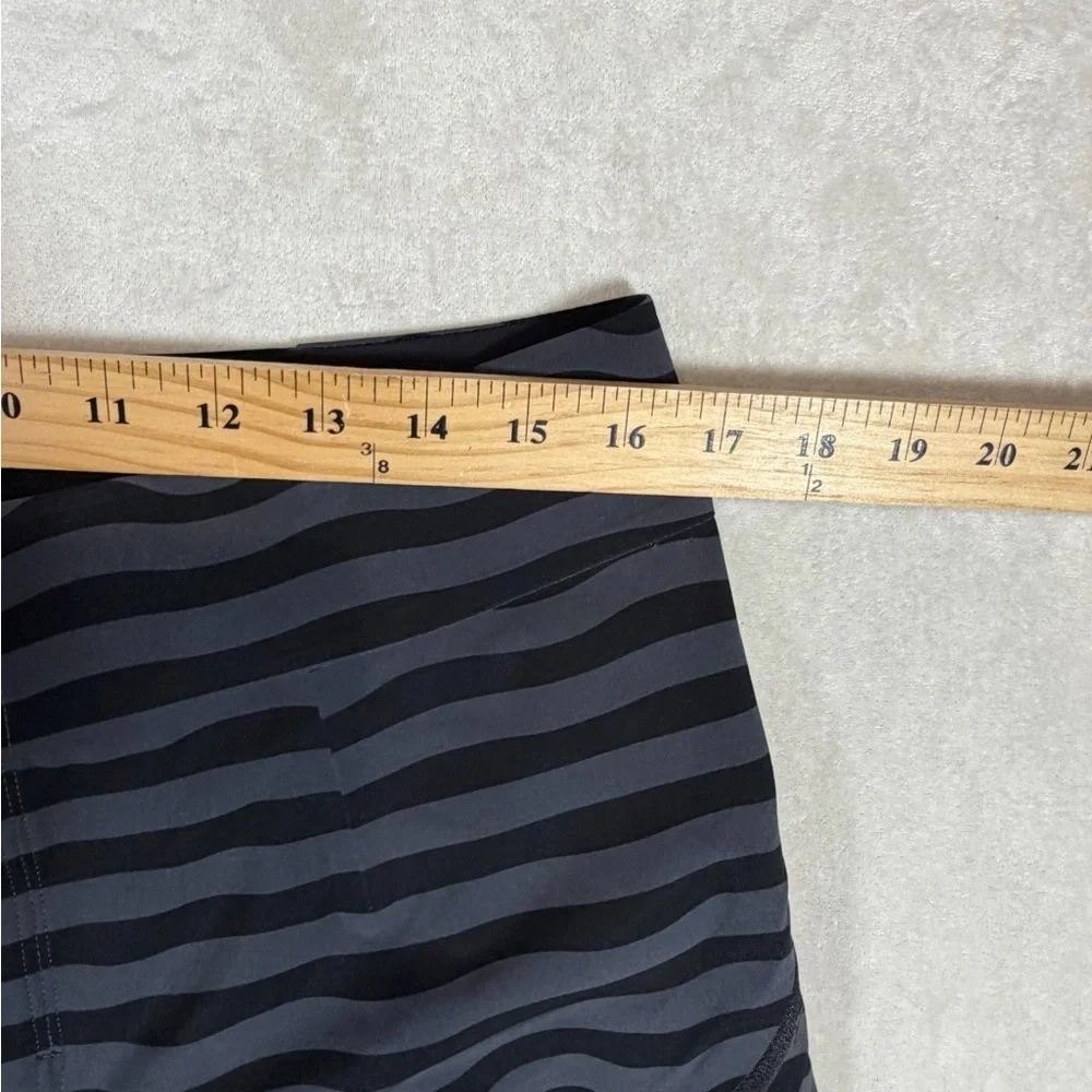 Lululemon Athletica Size Large Black and Gray Wave Pattern Men's Swim Shorts